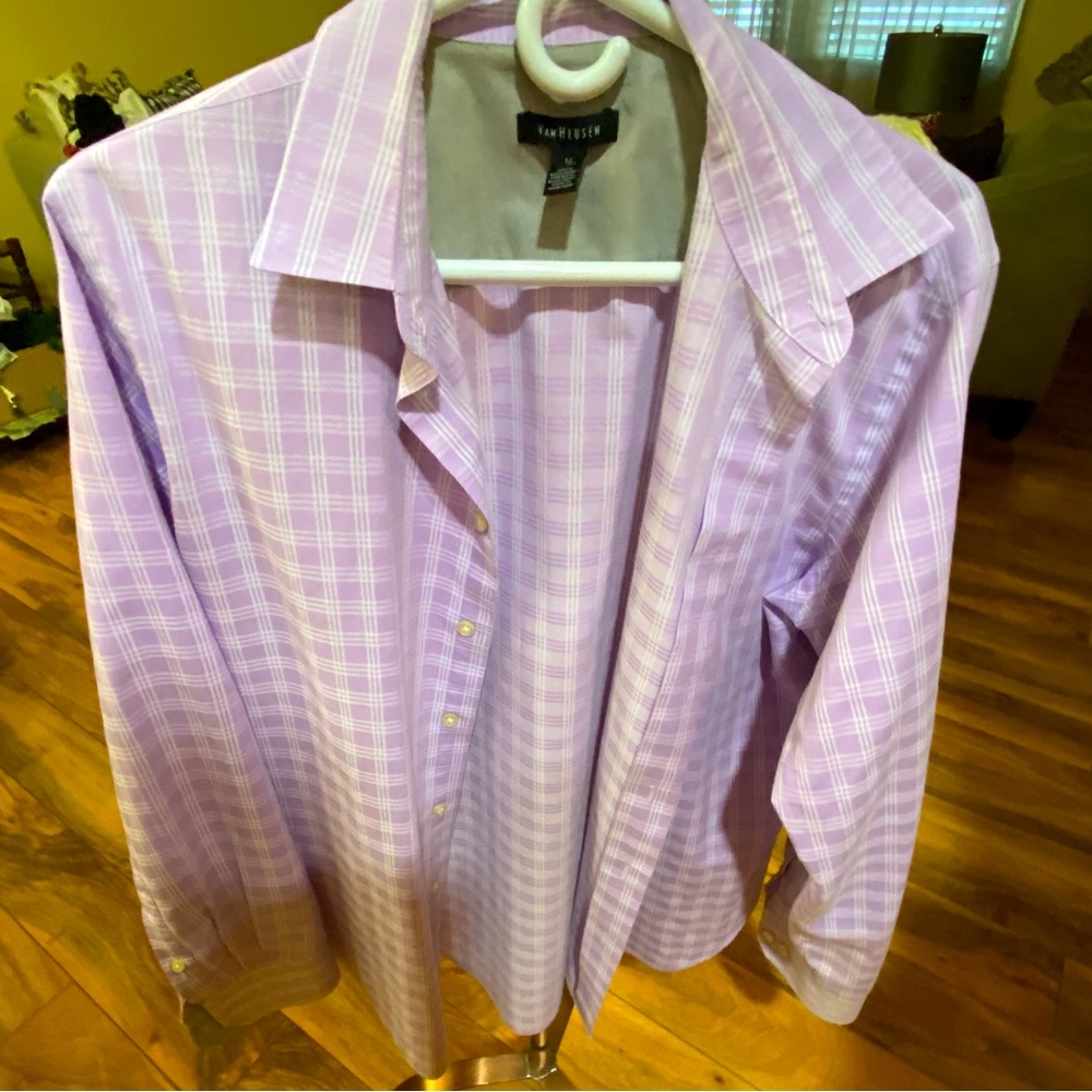 Van-Heusen men’s light purple and white collared shirt.
